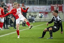 Halle, Deutschland 08. Dezember 2023: 3.Liga - 2023/2024 - Hallescher FC vs. DSC Arminia Bielefeld v. li. im Zweikampf J - Imago Images