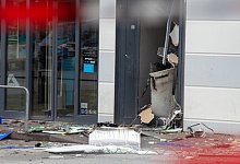 Paderborn, 27. Juni 2022: Ein Geldautomat der Volksbank Paderborn am Heidecenter wurde gesprengt. Experten der Bielefelder Spurensicherung untersuchen den Tatort. // Geldautomatensprengung Geldautomaten Geldautomat Sprengung Bank Automaten - 2 - Niklas Tüns