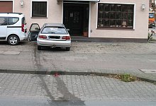 Der Fahrt des Betrunkenen endete schlie&szlig;lich vor dieser Hauswand. Zuvor hatte er Gas- und Bremspedal verwechselt. - Polizei