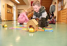 Damian (5) hat seinen Beebot-Roboter so programmiert, dass dieser in das Haus gefahren ist. - Kyrill von Matuschka