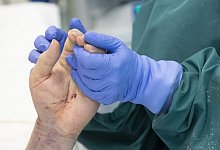 Einfach da sein, nah sein, stundenlang am Bett sitzen und die Hand halten, wenn das Leben zu Ende geht. Vieles war im ersten Lockdown im Krankenhaus nicht m&ouml;glich. - ALESSANDRA TARANTINO