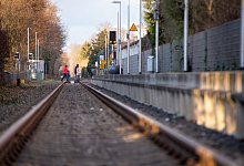 Paderborn, 17. Januar 2023: Bahnhaltepunkt Schloß Neuhaus / Bahnhof ÖPNV Öffentlicher Personennahverkehr Bahnsteig Gleis Gleise Zug Züge / Strecke der Nordwestbahn RB74 Senne-Bahn / Mobilität - Niklas Tüns