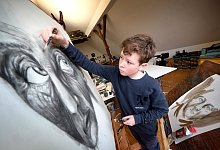 Clemens Kle&szlig;mann an der Staffelei: Gesichter alter Menschen sind das Lieblingsmotiv des 13-J&auml;hrigen. - Andreas Fr&uuml;cht