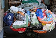 D&uuml;sseldorf 06.08.2024 Obdachloser Obdachlose Flaschensammler Leergut Flaschenpfand Hausrat Hartz IV Satz Lebenshaltungsk - 1 - IMAGO/Michael Gstettenbauer