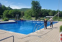 vorbereitungen-im-freibad-elbrinxen - Stadt L&uuml;gde