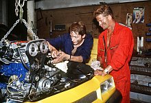 1991: Til Schweiger (r.) und Stefan Gabelhoff tunen einen Manta in einer Szene aus der Komödie "Manta, Manta". Bald kehren sie zurück - zuvor gibt es aber eine Zwischenstation im Kreis Höxter. - dpa/Horst Ossinger