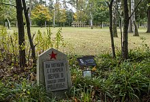 Befreiung des Kriegsgefangenenlagers Stalag326 vor 75 Jahren Gesellschaft: Geschichte, Zweiter Weltkrieg: Grabstein auf - imago images/Kirchner-Media