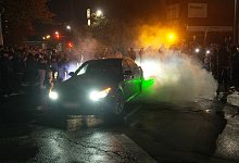 Rund 500 Fahrzeuge nehmen an einem Tuningtreffen an aufeinanderfolgenden Standorten in Rheinland-pfalz und Nordrhein-Wes - Symbolbild: Imago/Thomas Frey