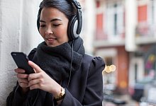 Lieber mit Limit: Kopfh&ouml;rerlautst&auml;rke am Smartphon - DPA