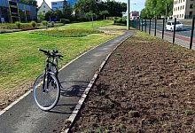 Vor der Radwelt ist das ganze Ausma&szlig; der Zerst&ouml;rung zu sehen: rechts der kaputte (ehemalige) Rasen, links ist er noch ein wenig gr&uuml;n und hat noch eine Chance. - Kurt Ehmke