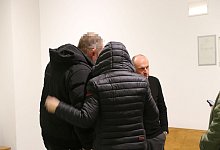 Vor dem Gerichtssaal: der Angeklagte (links) ber&auml;t sich mit seinem Rechtsanwalt, Stefan Kruse. - Claus Frickemeier