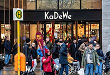 23.12.2023,Berlin,zahlreiche Personen sind ein Tag vor dem Weihnachtsfest an der Tauentzienstraße - KaDeWe unterwegs *** - IMAGO/Stefan Zeitz