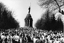 In Erinnerung an die Anfänge des Hermannslaufes verlegt Ausrichter TSVE Bielefeld den Startbereich beim 50. Teutoklassiker wieder an den Fuß des Hermannsdenkmals zurück. Foto: Archiv - ARCHIV
