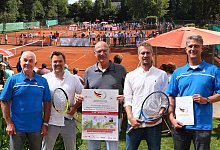 Noch ist es eine Fotomontage, doch solch eine sonnige Kulisse w&uuml;nschen sich am Finaltag in Lemgo Dieter Schraer (von links), Thorsten Liebig, Peter Wei&szlig;, Christopher Koderisch und Turnierdirektur Andreas Suermann. - J&ouml;rg Hagemann