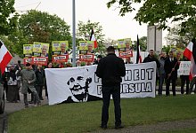 Rechtsextreme demonstrieren vor der JVA Bielefeld-Brackwede, um sich mit der Holocaustleugnerin Ursula Haverbeck zu solidarisieren. - Archivfoto: Jens Reichenbach