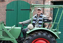 Mit seinem Transistorradio verfolgte Hans Rudorf die Arminia-Ausw&auml;rtsspiele fr&uuml;her von seinem Trecker. - Wolfgang Rudolf