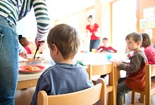 Eltern betreuen Kinder in Kita - Daniel Naupold