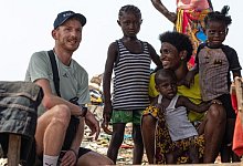 Die Familien im Susans Bay Slum freuen sich &uuml;ber die Hilfe von Marcel Juchhoff (l.) und seinem Verein UCC-Orphanage. - Florian Juchhoff