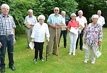 Helmut Depping (l.) und Klaus Sunkovsky (r.) haben langj&auml;hrige Mitglieder mit einer Urkunde ausgezeichnet, darunter sind Manfred Dyck, Ruth M&auml;der, Gerhard Voss, Manfred Burkamp, Christine und Siegfried Habicht sowie Gerda Voss (v. l.). - Karin Prignitz