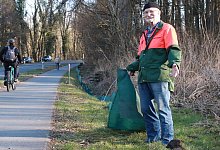 Werner Nowak &auml;rgert sich, dass Unbekannte Teile des Kr&ouml;tenzauns entwendet haben. Die Begrenzung sichert das &Uuml;berleben der Amphibien. - Knut Dinter