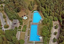 So sieht das Freibad von oben betrachtet aus. Laut Thomas Reimeier, Verwaltungsleiter des Fachbereichs Bauen und Umwelt, war f&uuml;r eine F&ouml;rderung Voraussetzung, dass die Wasserfl&auml;che verringert wird. - J&ouml;rg Czyborra