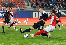 Leon Schneider (Arminia, 23), Jonas Nietfeld (HFC, 33), Hallescher FC - Arminia Bielefeld, Fussball, 3. Liga, 18. Spielt - Imago Images