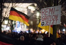 Mahnwache rechter Gruppen vor dem Bundeskanzleramt - picture alliance / Bernd von Jutrczenka/dpa