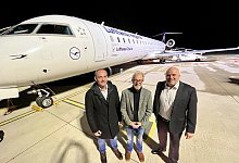 Eine Lufthansa-Maschine nach München hebt seit dem 30. Oktober wieder morgens um 7 Uhr von Paderborn/Lippstadt ab. Die Unternehmer Andreas Stein und Roland Damann (v. l.) sind froh darüber. Das freut auch Airport-Geschäftsführer Roland Hüser. - Jens Reddeker