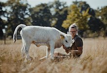 Tierpflegerin Lena Waldeck nahm sich des kleinen Kalbs an. - David Selbert