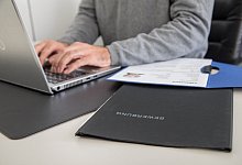 Keine Antwort: Was tun, wenn die Bewerbung ins Leere läuft? - (c) dpa-tmn