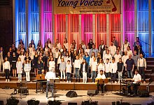 0 Mitwirkende aktuell: Die Young Voices sind ein gro&szlig;er Klangk&ouml;rper und in der Stadt wohlbekannt. Hier beim j&uuml;ngsten Konzert in diesem September in der Oetkerhalle. - Mike-Dennis Mller / www.mdm.photo