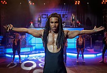 Der Herforder Tijan Njie hat in dem Kinofilm "Girl You Know It's True" eine der Hauptrollen bekommen - dafür musste er farbige Kontaktlinsen und Braids (spezielle Rasta-Zöpfe) tragen. - LEONINE Studios / Wiedemann & Berg Film