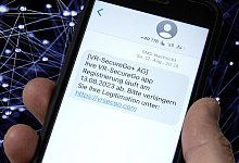 Mit so einer Kurznachricht lockten die Täter die Bielefelderin aufs Glatteis. Wegen des Wechsels ihrer Bank hatte sie mit einer Änderung der App-Technik gerechnet. - © Jörg Dieckmann - www. dieckmann-fotodesign.de