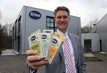 Robert Richter mit der ersten Produkt-Linie seines Unternehmens, das von der Vegan-Society das begehrte "V"-Siegel erhalten hat. - Eike J. Horstmann