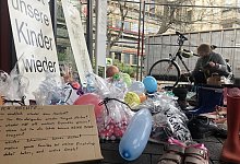 Protest mit Schuhen und Luftballons - Martin Hostert