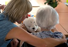 Roboterrobbe im Einsatz bei Demenzkranken - picture alliance/dpa