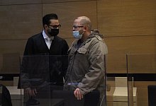 Der B&uuml;nder steht gemeinsam mit seinem Anwalt Ali Mojab (links) in Saal 2 des Bielefelder Landgerichts. - Florian Weyand