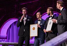 Bei der Gala in Stockholm: Simon Geldner (2.v.l.) hält die Gold-Urkunde. Links von ihm der Co-Gründer Anton Fast. - Ophena
