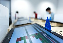 Die Zeiten, in denen die theoretische F&uuml;hrerscheinpr&uuml;fung mit Stift und Papier absolviert wurde, sind vorbei. Die Pr&uuml;flinge l&ouml;sen die Aufgaben digital in den sogenannten Theorier&auml;umen des T&Uuml;V. - Rolf Vennenbernd