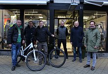 Mit neuem Schwung unterwegs - Peter Janzen und Frank Schnettler freuen sich &uuml;ber ihre neuen R&auml;der. Frank und Sven Neuwohner vom Fahrradgesch&auml;ft sowie Dr. Alfons Gunnemann und Oliver - Jo Heller