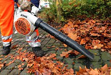 Der angebliche Angriff mit dem Laubbläser soll monatelange ärztliche Behandlungen nach sich gezogen haben. - Raimund Vornbaeumen