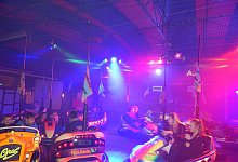 beim_autoscooter_verursachen_die_jugendlichen_mit_absicht_am_sante_zusammenst__ejpeg - Karolina Schmidt