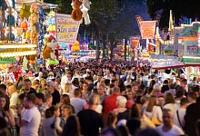 Libori 2022 in Paderborn: Die Kirmesmeile auf dem Liboriberg am Abend. - Niklas T&uuml;ns