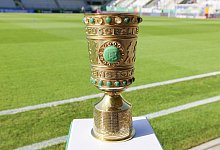 Der DFB-Pokal steht auf einem Tisch, DFB-Pokal - First Round, FC Carl Zeiss Jena vs Bayer 04 Leverkusen, ad hoc Arena im - IMAGO/DeFodi
