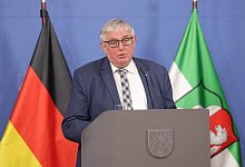 Pressekonferenz NRW-Gesundheitsminister Karl-Josef Laumann - David Young