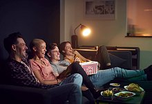 zuhause,film,freunde,fernsehabend,streamen,häusliches leben,zu hause,filme,befreundet,freund,freundschaft *** home,camer - Imago Images/Shotshop