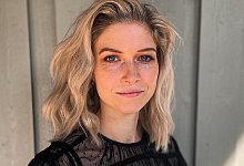 mel-tay-autorenfoto-mit-buch - 1 - Mel Tay