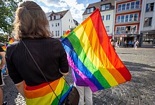 Paderborn, 28. Juni 2022: Die Pader-Pride zieht durch die Innenstadt. // Pader Pride Paderpride CSD Christopher Street Day // Queer Queere Szene Community Demo Demonstration // schwul lesbisch bisexuell trans // Regenbogen-Flagge - Niklas T&uuml;ns