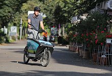 Das Milla-Lastenfahrrad hat einen gr&ouml;&szlig;eren Wendekreis als gewohnt. Aber mit etwas &Uuml;bung und Konzentration klappen auch Kurvenfahrten ohne Probleme. - Ulf hanke