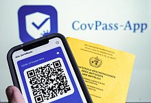 Als Alternative zum gelben Impfpass ist in Deutschland ab morgen als Nachweis der Corona-Schutzimpfung auch der digitale Impfnachweis m&ouml;glich, zum Beispiel &uuml;ber die Cov-Pass-App. - picture alliance